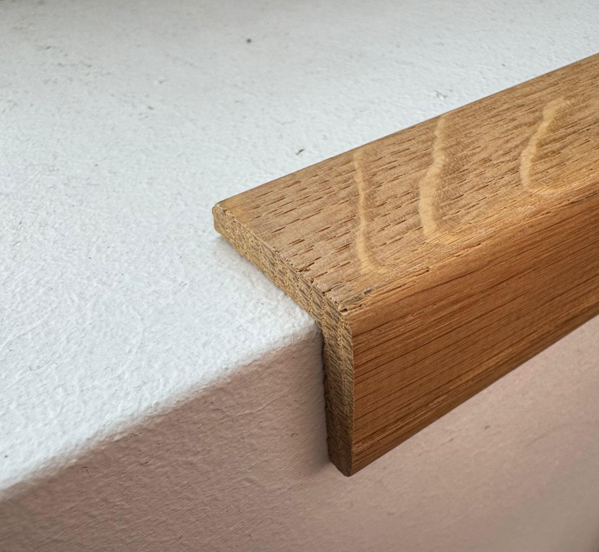 Уголок Дуб без покрытия 28х28